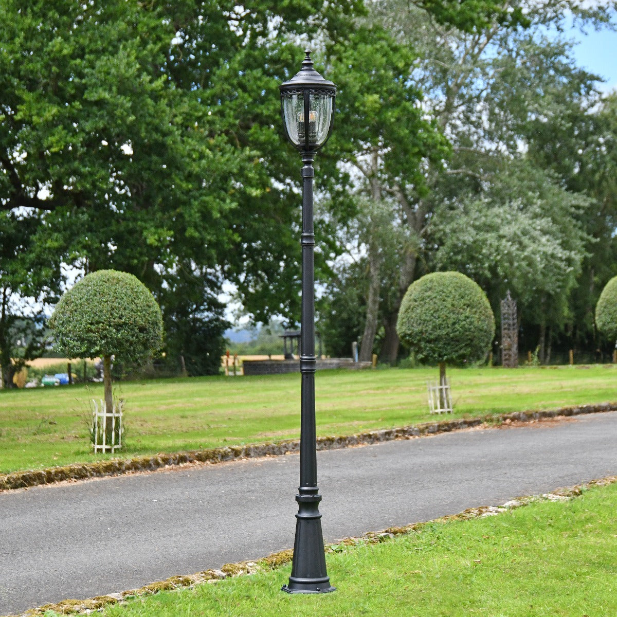 The Stamford English Country Inspired Garden Lamp Post In Black