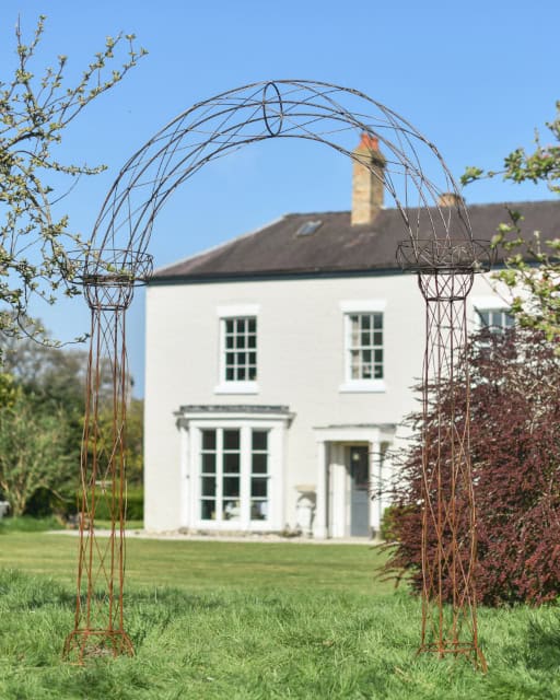 'Hockenhull' Wired Steel Lacquered Rose Arch - thumbnail