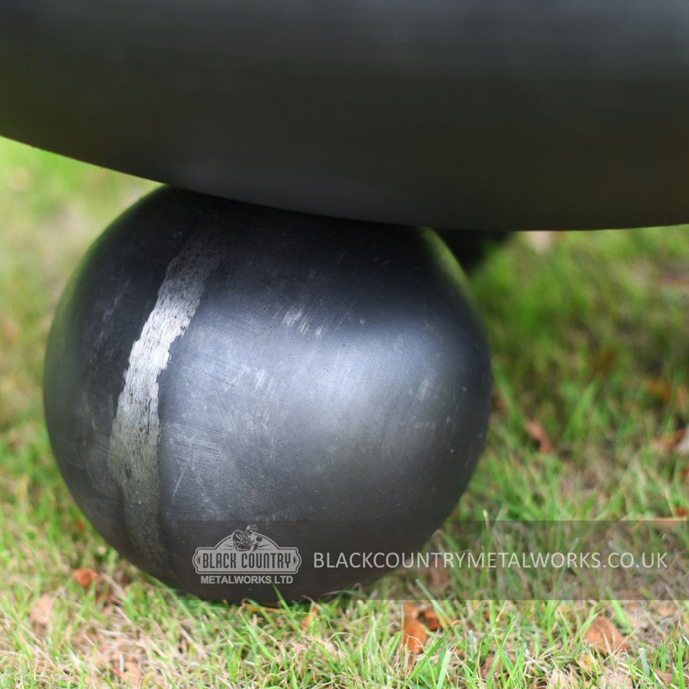 Close up of the circular feet 