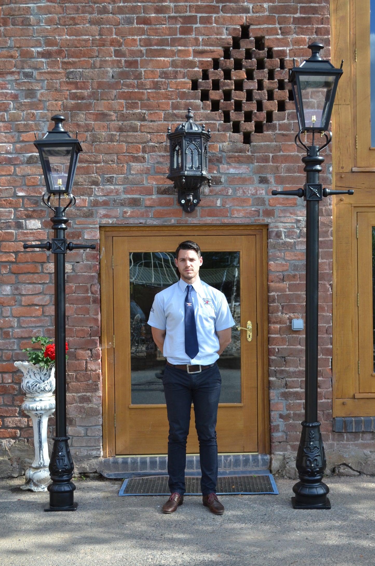 Traditional Black Dorchester Garden Lamp Post Scale
