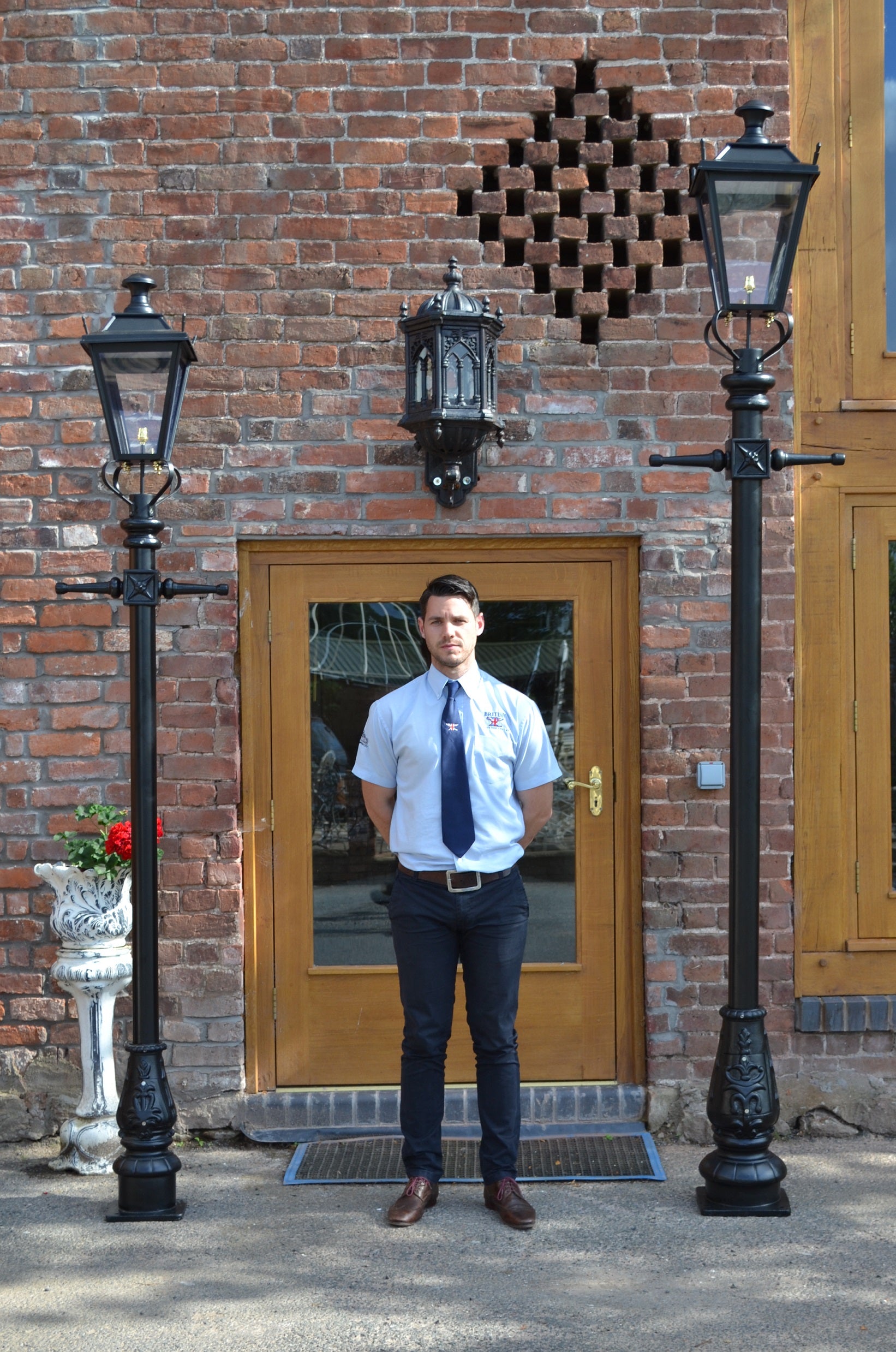 Traditional Black Dorchester Garden Lamp Post Scale