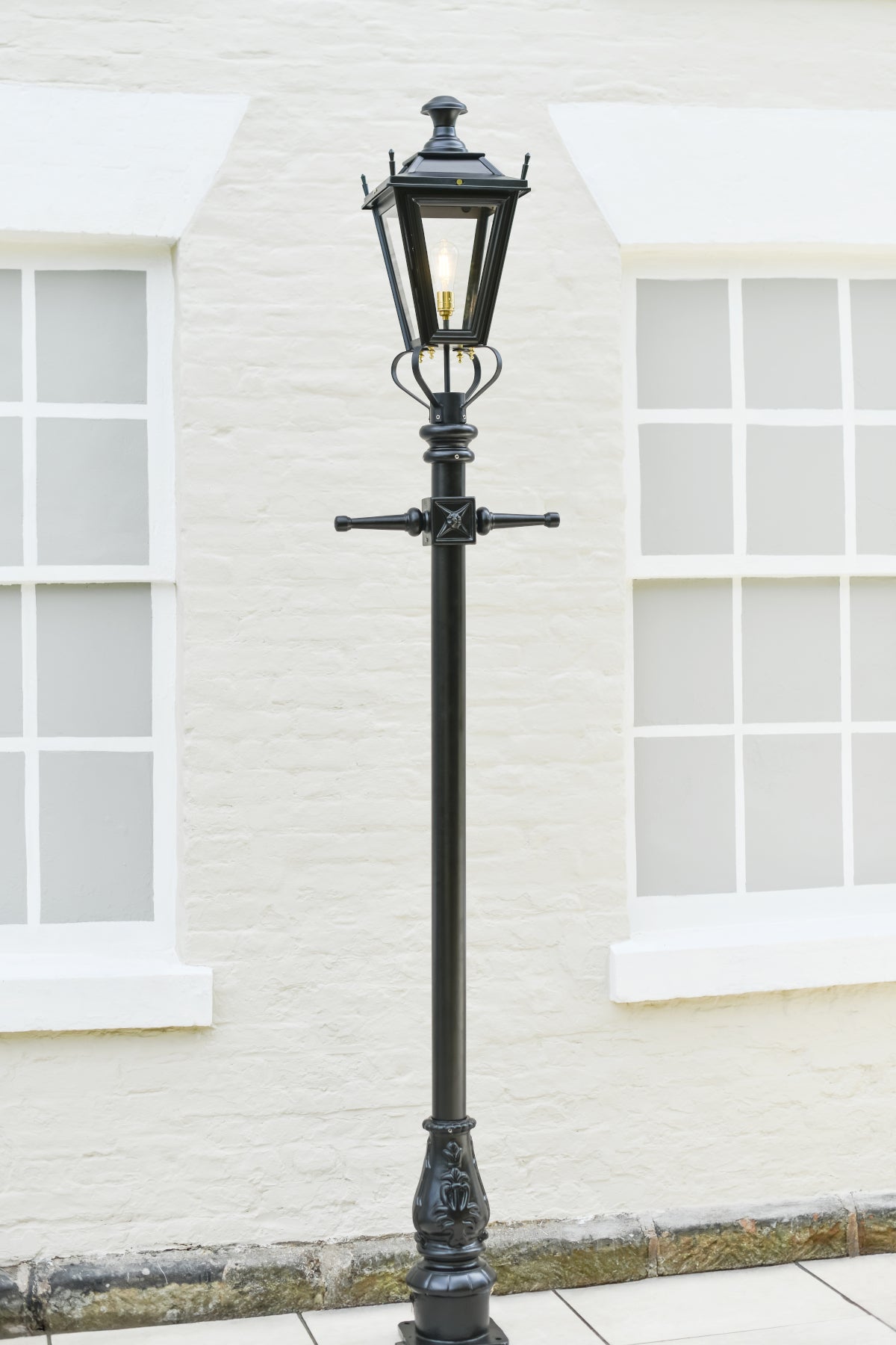 The Black 'Dorchester' Traditional Lamp Post