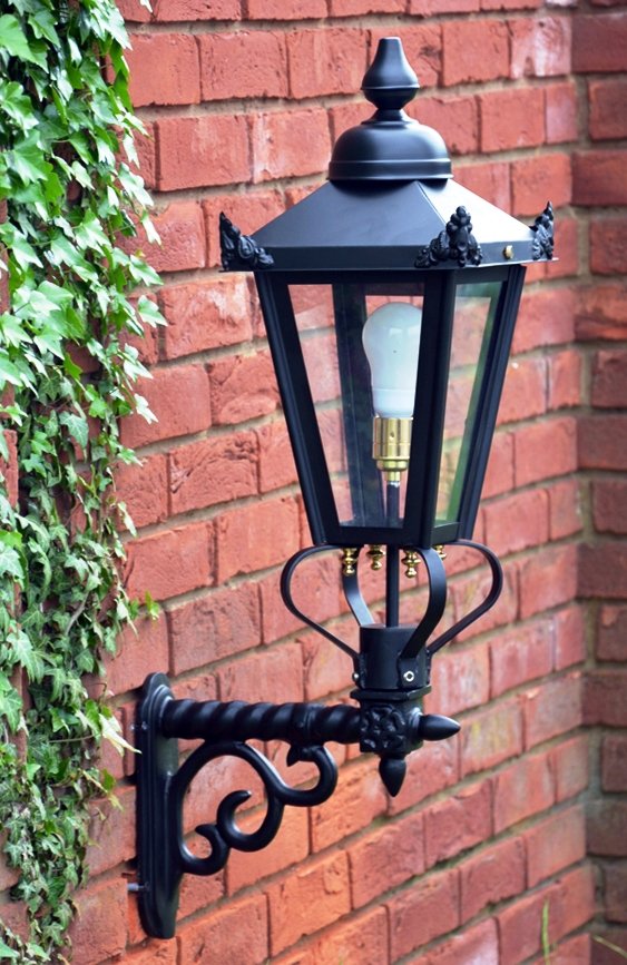 Traditional Garden Wall Light on bracket