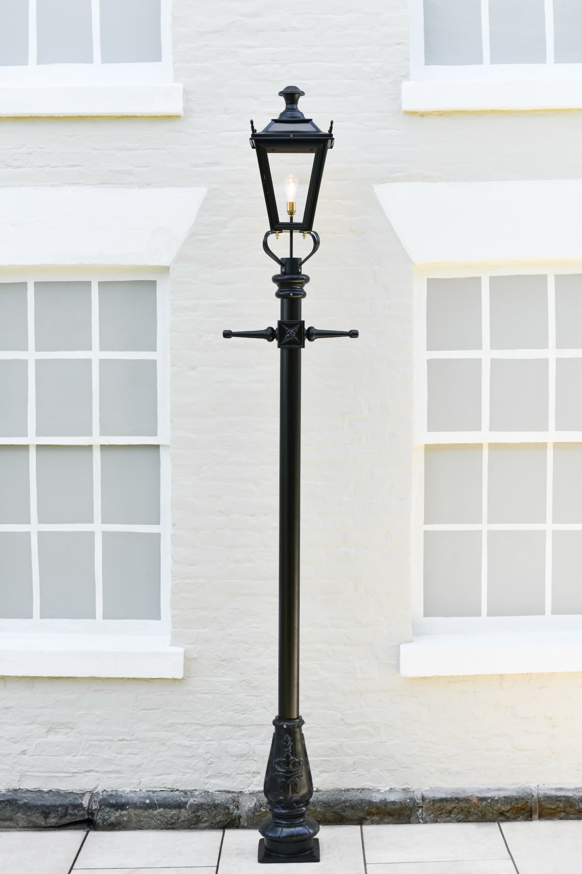 Head on view of the 3.25m 'Dorchester' black lamp post