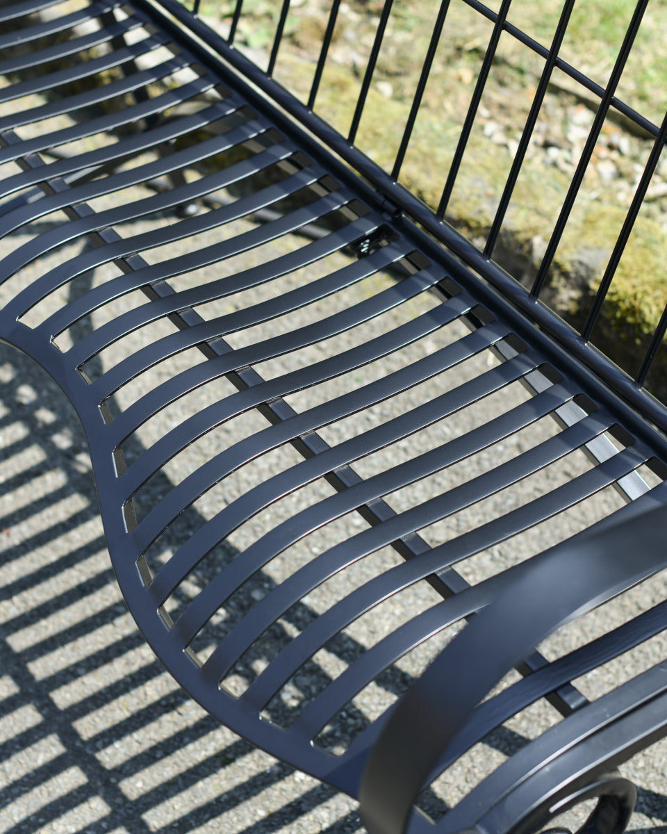 The black seating plate