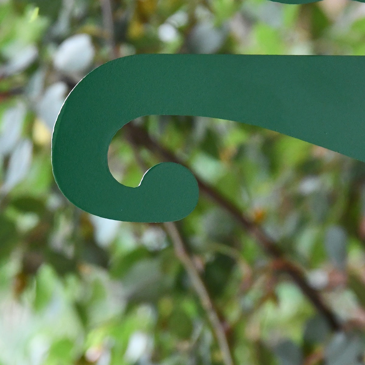 Green "Raven Holding Holly" Garden Hanging Basket Bracket Close Up