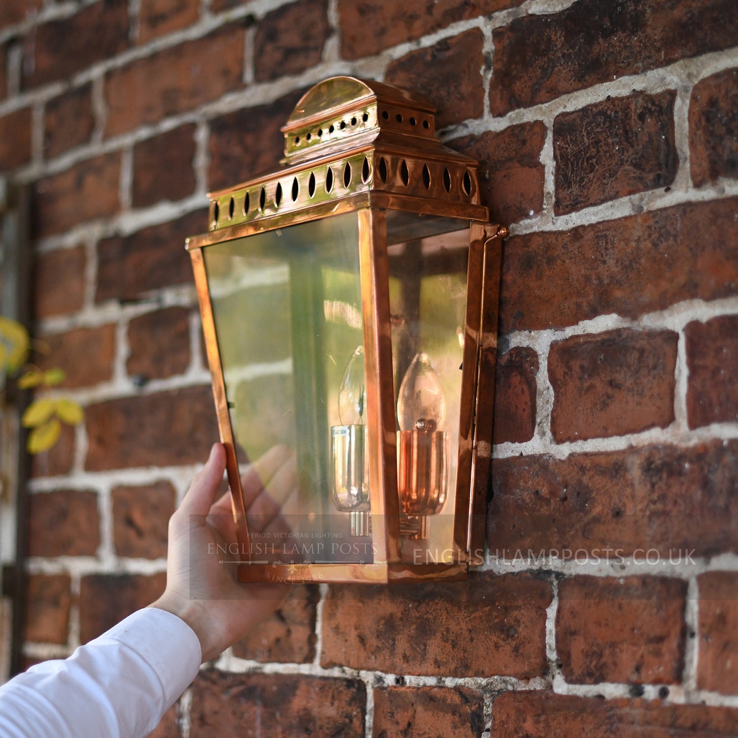 Polished Copper Georgian Manor Simplistic Brass Wall Light Scale Shot
