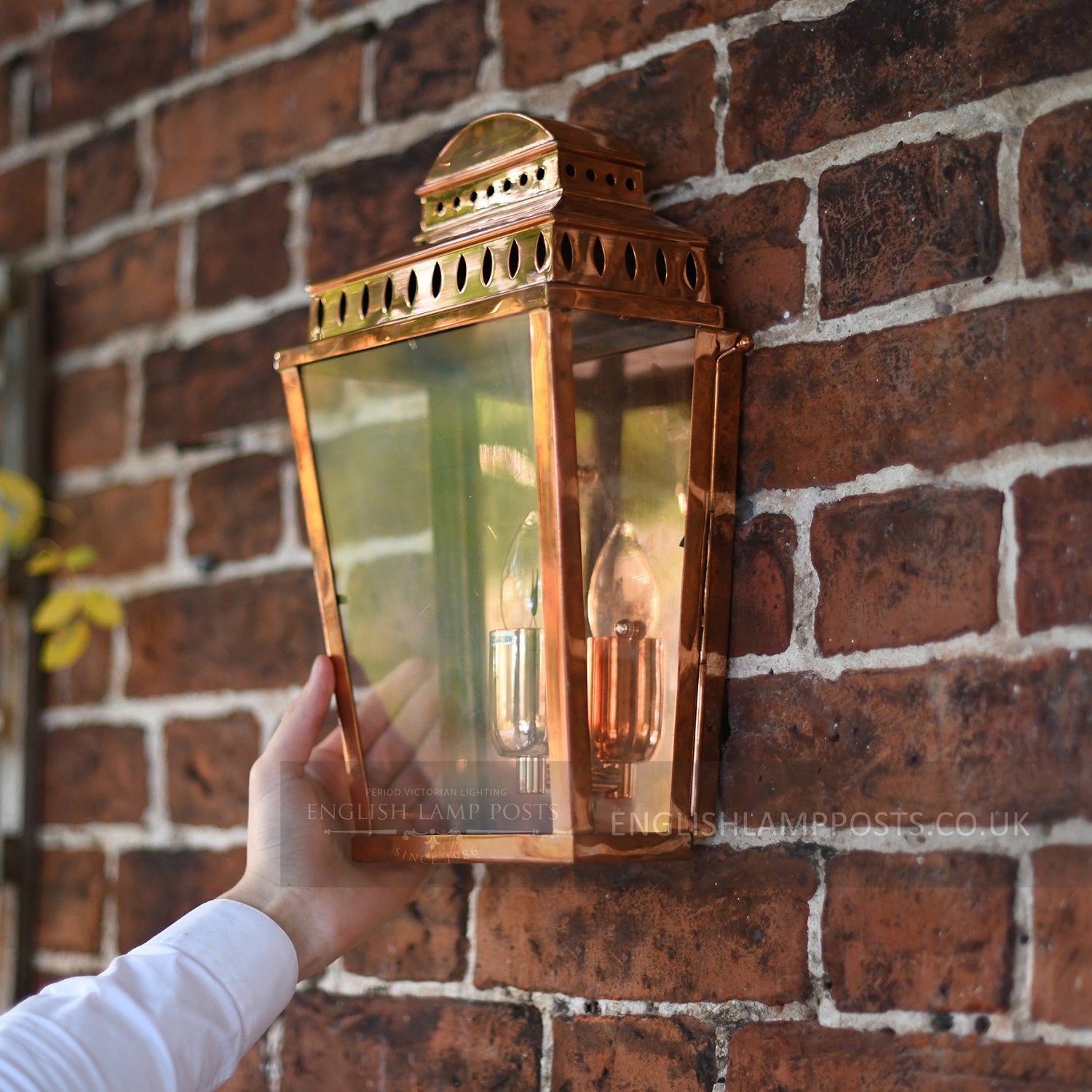 Polished Copper Georgian Manor Simplistic Brass Wall Light Scale Shot
