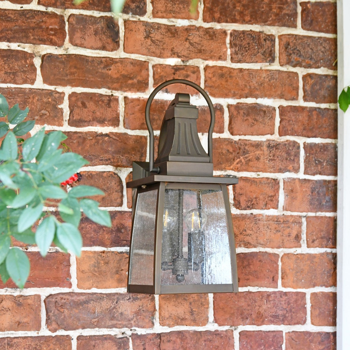 Colonial Antique Brass Style Wall Light 