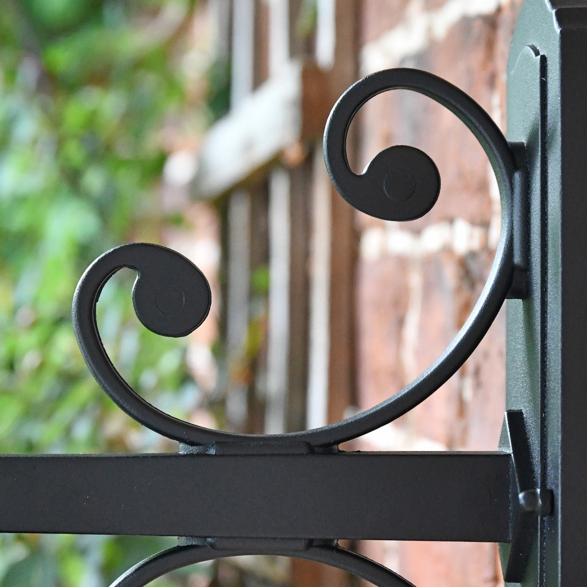 "Heythrop" Traditional Wall Lantern With Ornate Bracket