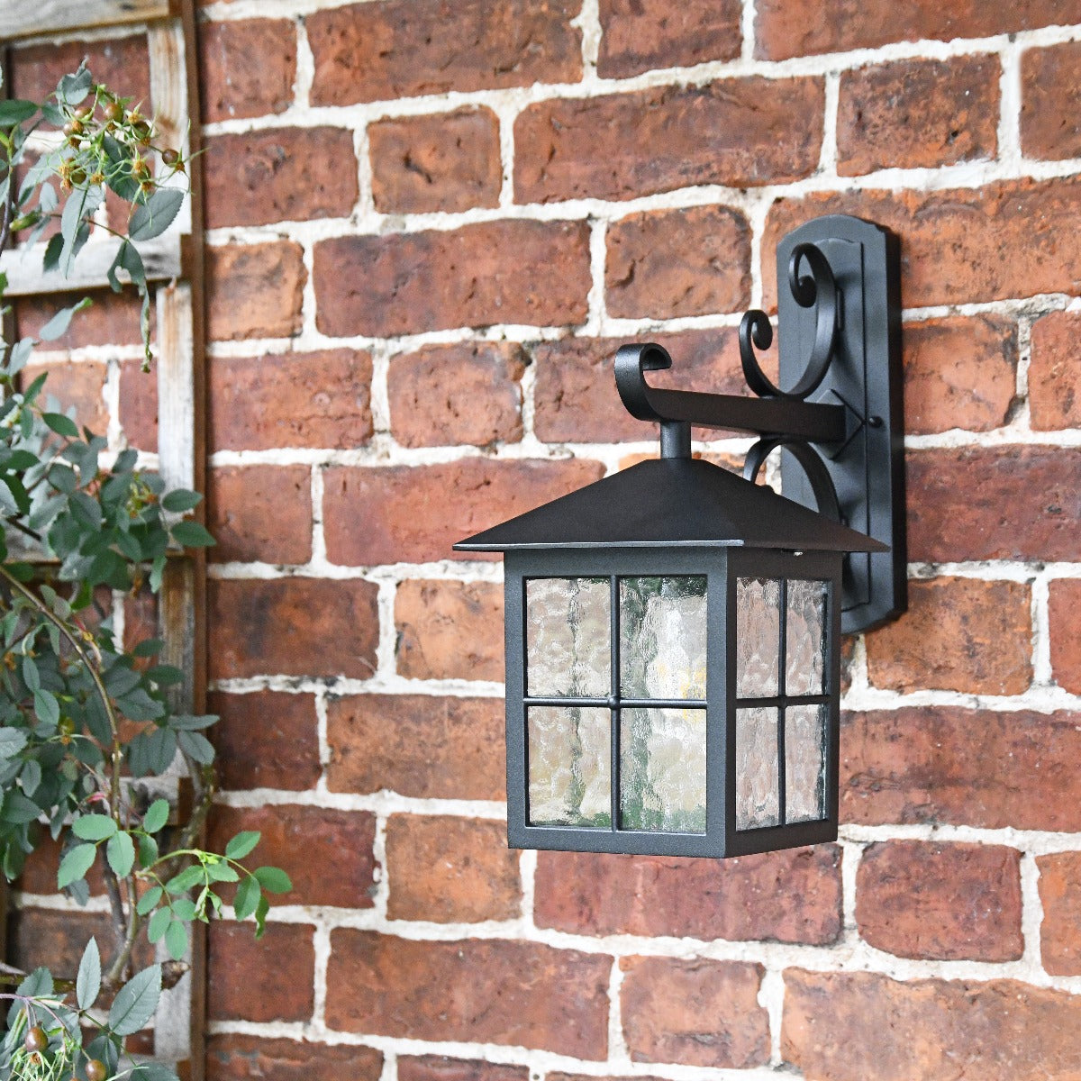 "Heythrop" Traditional Wall Lantern With Ornate Bracket