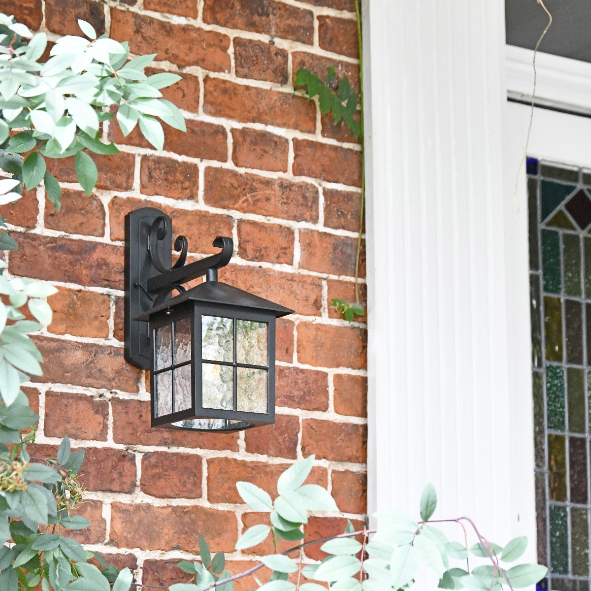"Heythrop" Traditional Wall Lantern With Ornate Bracket