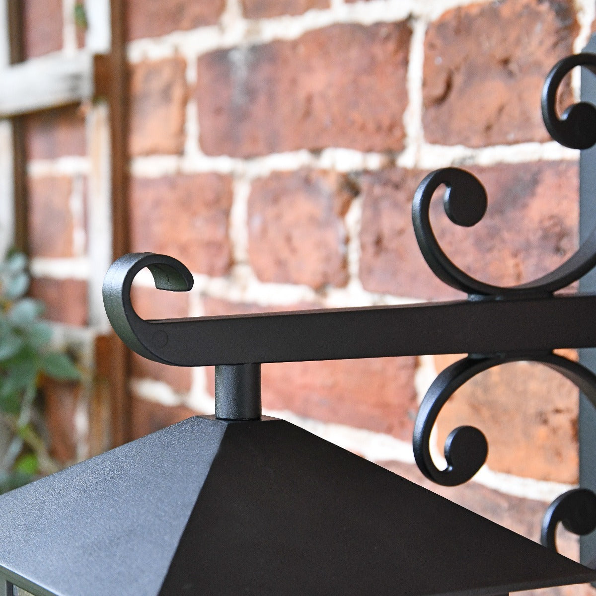 "Heythrop" Traditional Wall Lantern With Ornate Bracket