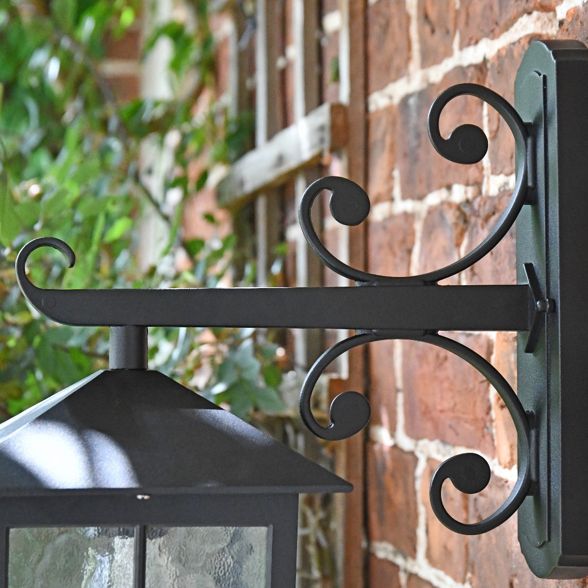 "Heythrop" Traditional Wall Lantern With Ornate Bracket