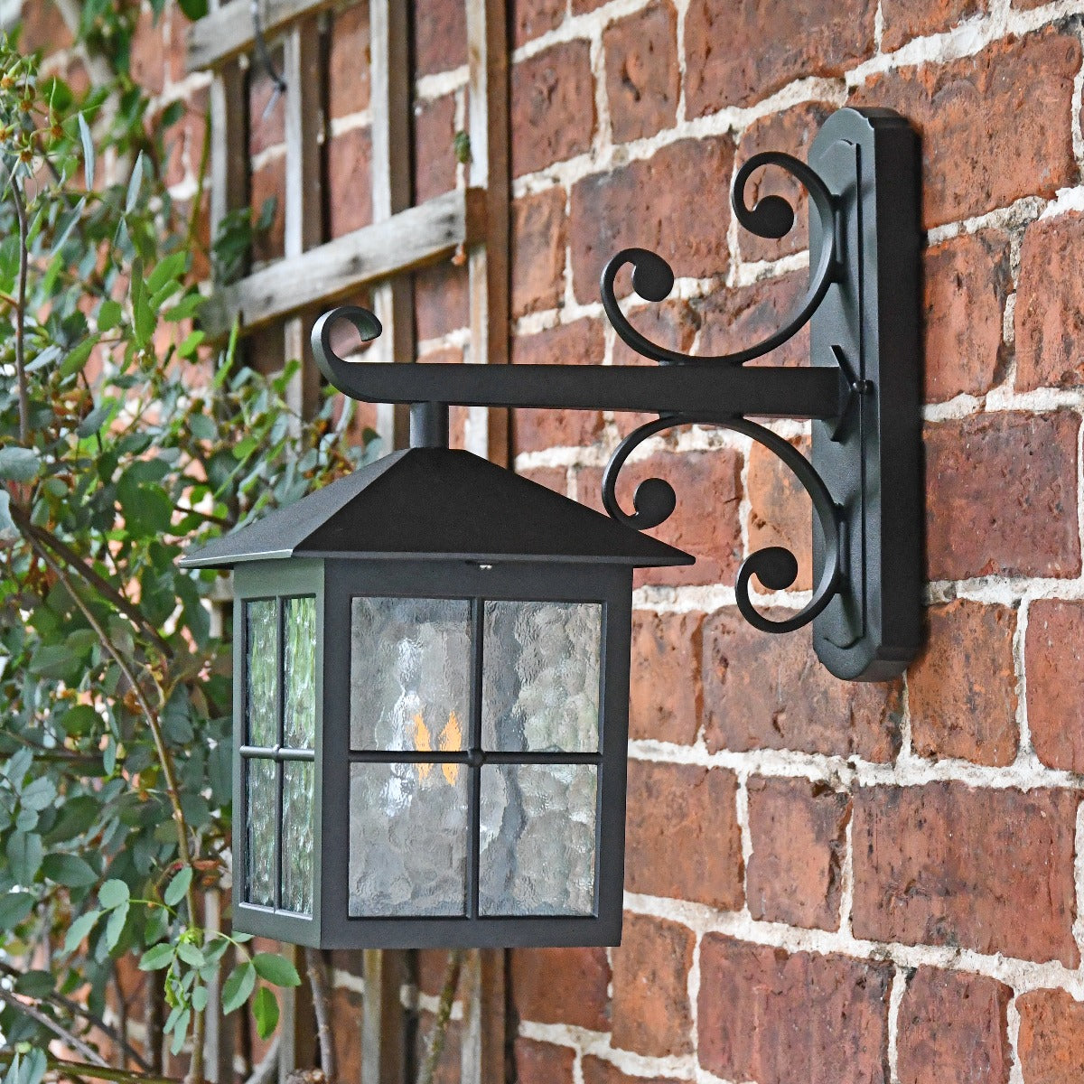 "Heythrop" Traditional Wall Lantern With Ornate Bracket