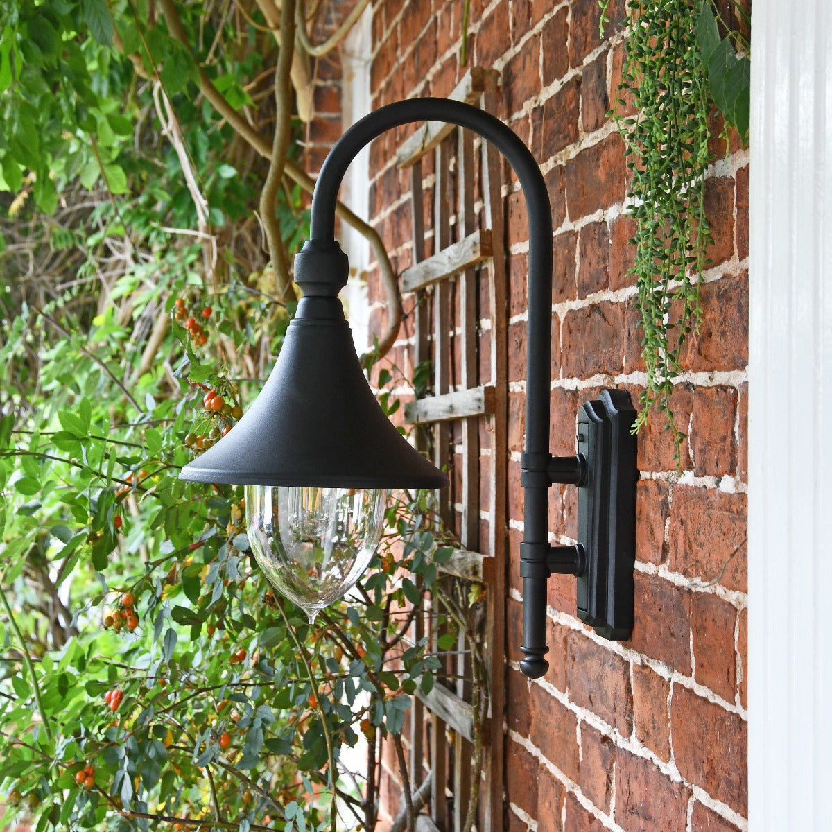 Deluxe Black Coach House Style Wall Light