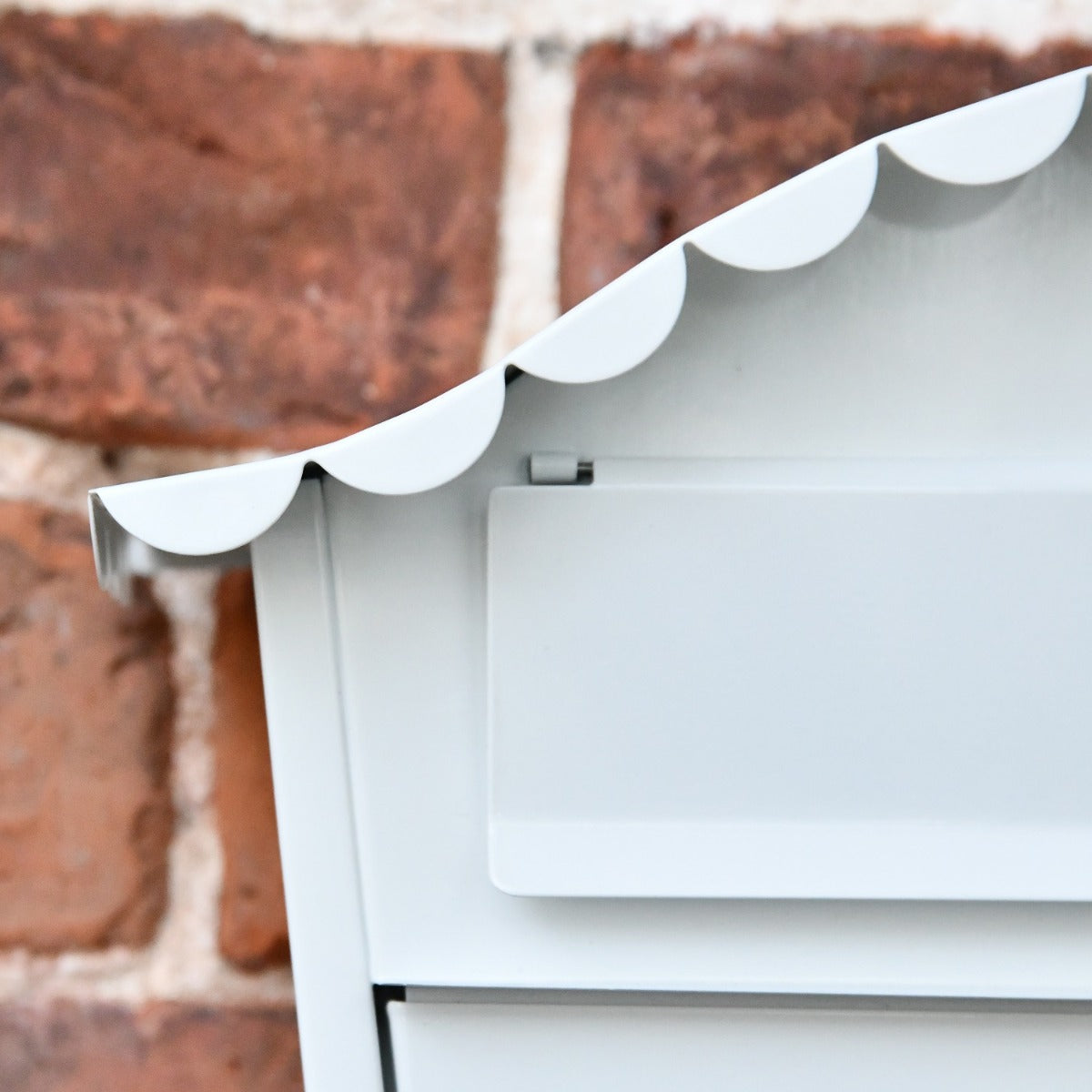 Close up of scalloped edging on post box 