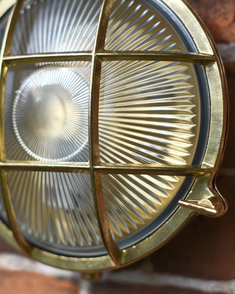 Close up on the ribbed pane 
