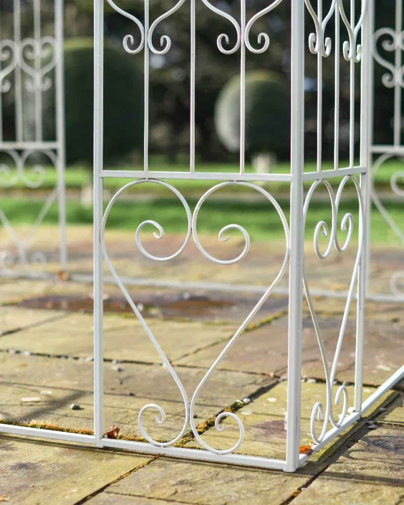 Close view of the heart inspired decoration 